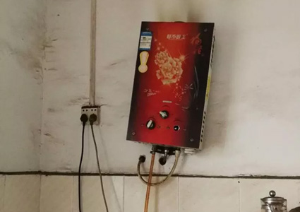 父女命喪家中女兒僅18歲，發(fā)現(xiàn)時熱水器還在燃燒